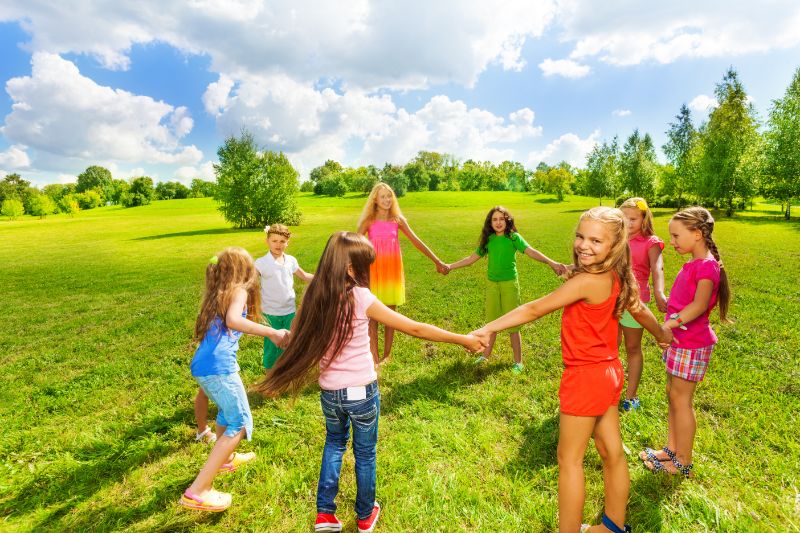 Mädchen-spielen-im-Park