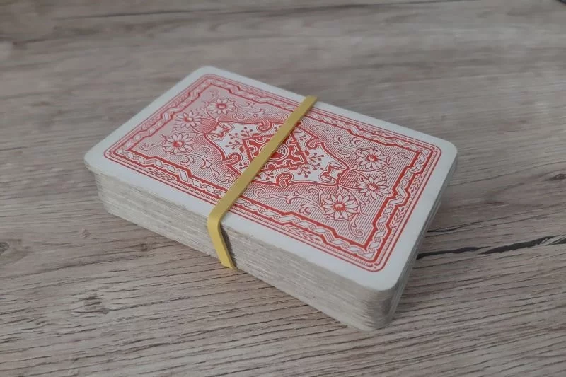 ein-kartenspiel-paket-mit-gummiband