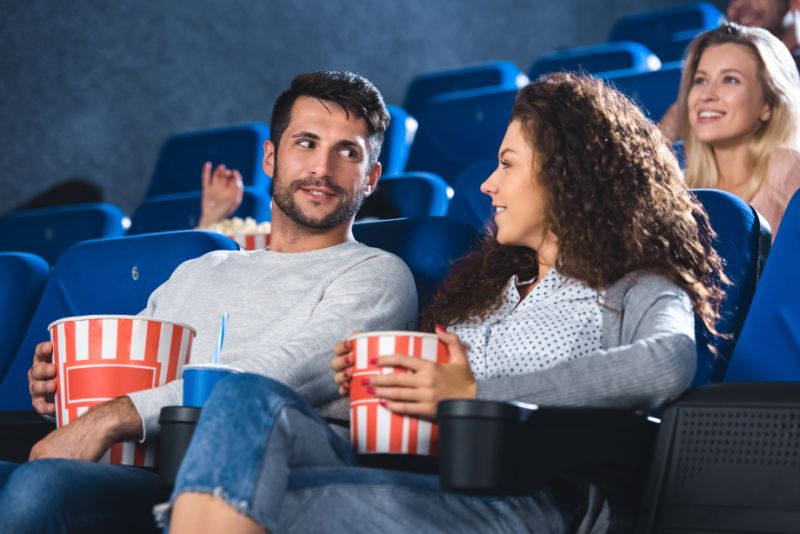romantisches-Paar-im-Kino-das-sich-ansieht