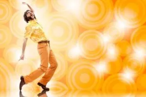 1970er-Jahre-orange-orange-Hawaiihemd-Mann-mit-Sonnenbrille-Disco-Tanz