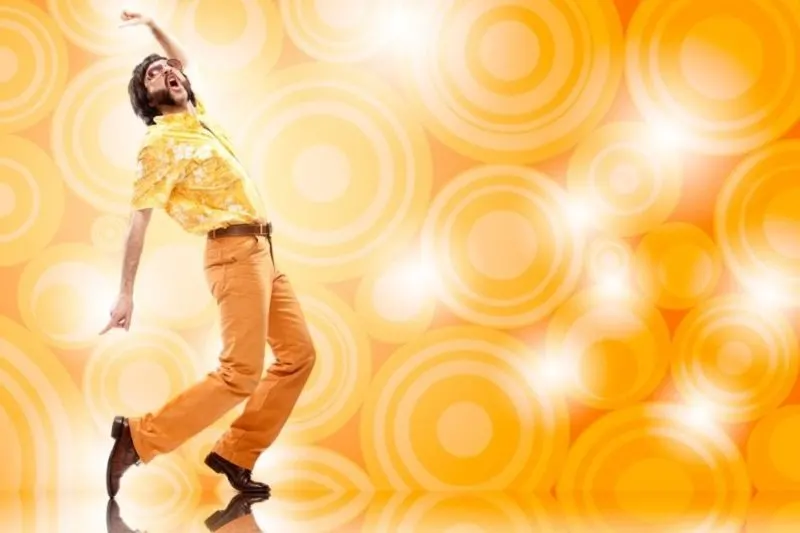 1970er-Jahre-orange-orange-Hawaiihemd-Mann-mit-Sonnenbrille-Disco-Tanz