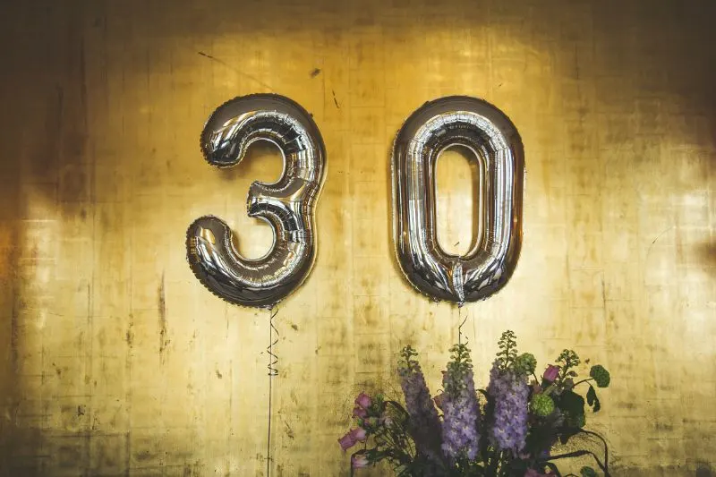 30-Jahre-Ballonzeichen. Spiele Zum 30 Geburtstag