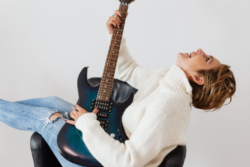 Frau-lernt-Gitarre-zu-spielen