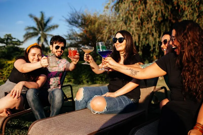 Freunde-trinken-Cocktails-in-der-Sonne