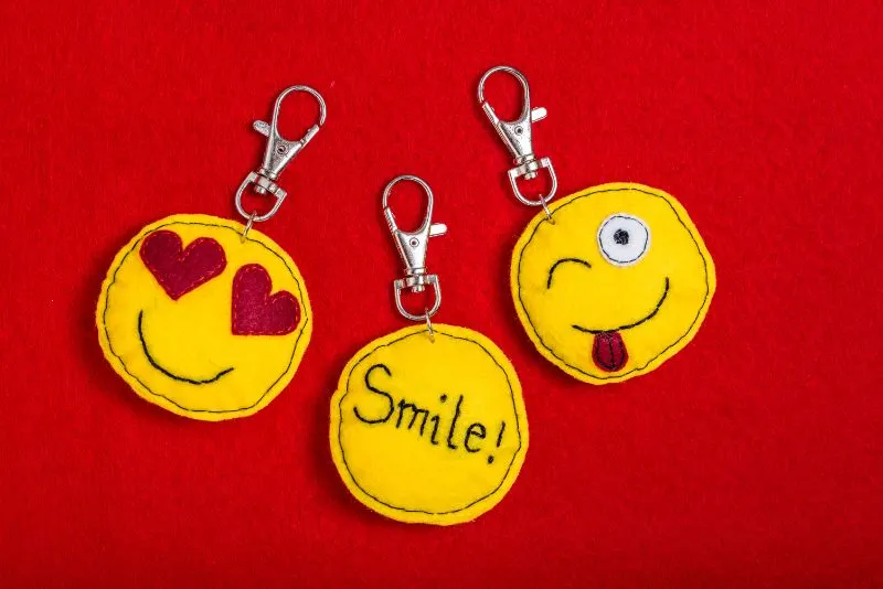Gelbe-lachende-gluckliche-Smiley-Schlusselringe-Emoticons