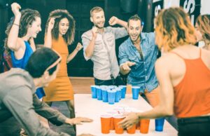 Gluckliche-Freunde-die-Bier-Pong-spielen