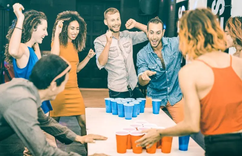 Gluckliche-Freunde-die-Bier-Pong-spielen