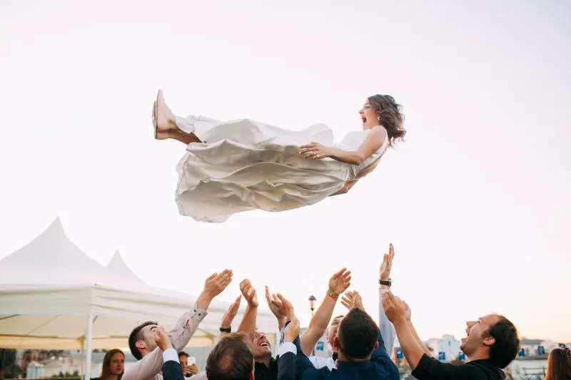 Hochzeitsspiele-fliegende-Braut
