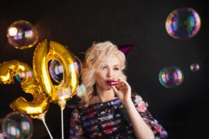 Junge-attraktive-blonde-Frau-feiert-ihren-30.-Geburtstag.-Schone-frohliche-Blondine-mit-goldenen-Luftballons.-Geburtstag