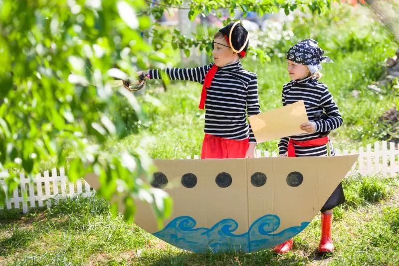Kinder-spielen-Piraten