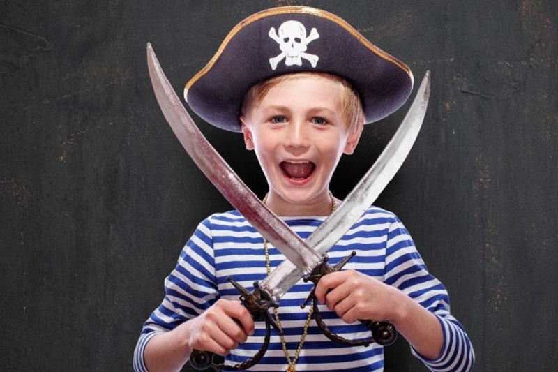 Kleiner-Junge-als-Pirat-verkleidet
