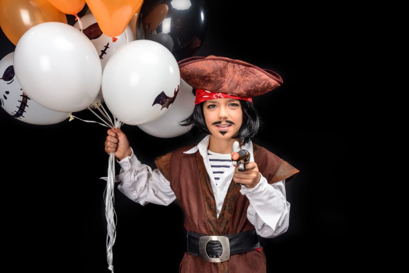 Kleiner-Pirat-mit-Pistole-und-Luftballons