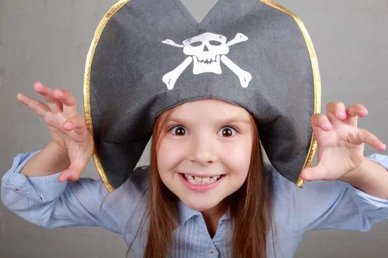 Piratenmadchen-in-Hemd-und-Hut