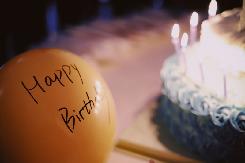 alles-Gute-zum-Geburtstag-orange-Ballon-und-Geburtstagstorte