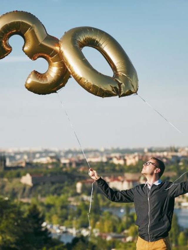 Mann-halt-Ballons-zum-30.-Geburtstag