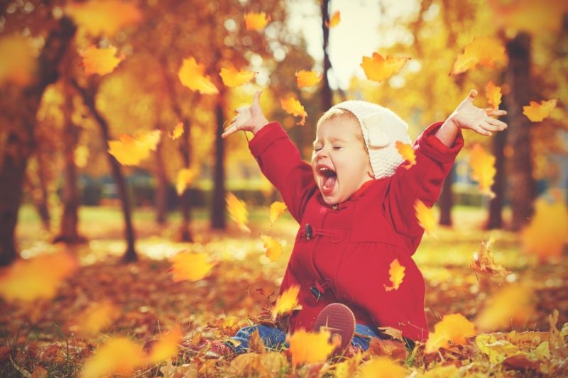 gluckliches-kleines-Kind-Baby-lacht-und-spielt-im-Wald-im-Herbst