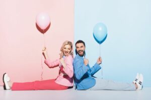 zwei-Leute-feiern-Geburtstag-Doppelgeburtstag