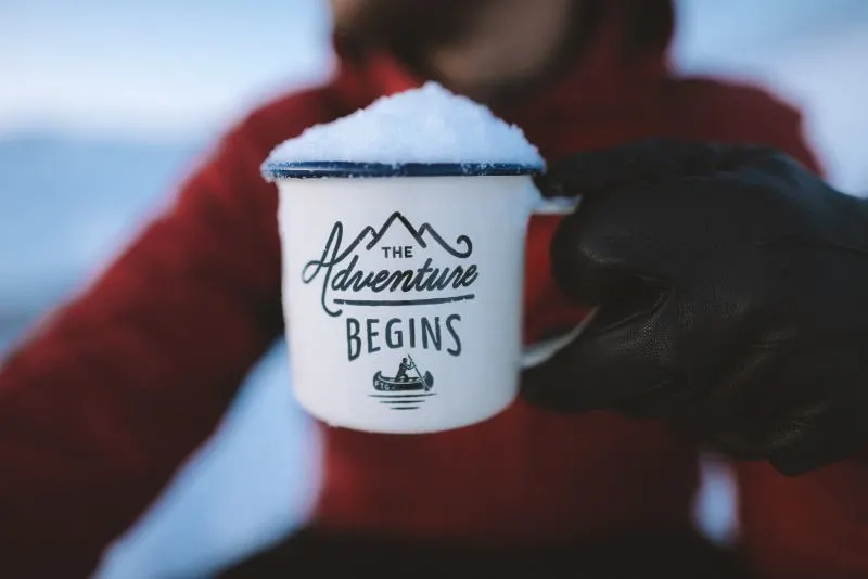 Abenteuer-beginnt-Tasse-mit-Schnee