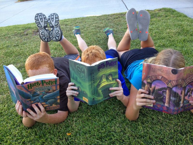 Drei-Kinder-lesen-Harry-Potter-Bucher