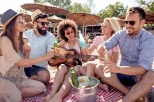 Freunde-die-mit-Getranken-zum-Feiern-anstosen