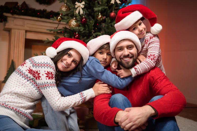 Gluckliche-Familie-in-Weihnachtsmutzen