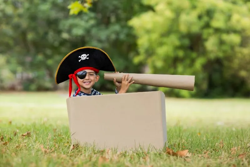 Junge-der-vorgibt-ein-Pirat-zu-sein