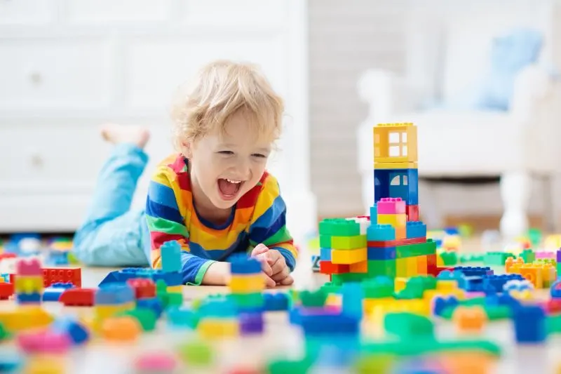 Kind-das-mit-bunten-Spielzeugblocken-spielt.-Kleiner-Junge-baut-Turm