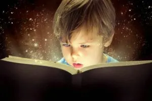 Kleiner-Junge-der-ein-magisches-Buch-liest