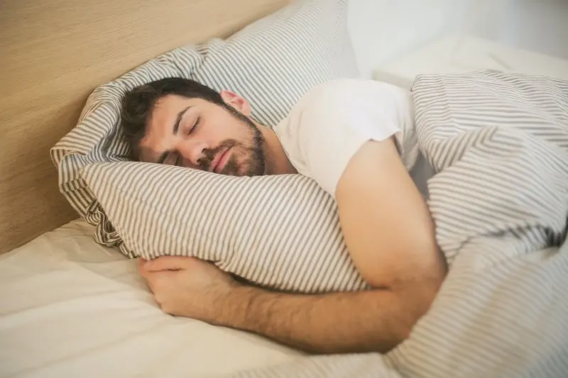 Mann-schlaft-umarmt-ein-Kissen