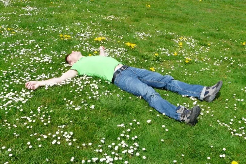 Mann-schlaft-wie-ein-Engel-auf-Gras