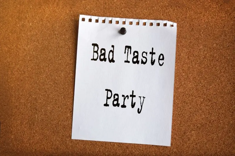 Papiernotiz-mit-der-Aufschrift-BAD-TASTE-PARTY-auf-Korkplatte