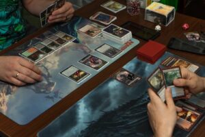 Zwei-Jungs-nehmen-am-Turnier-des-neuen-Erweiterungsspiels-The-War-of-the-Spark-Magic-The-Gathering-teil