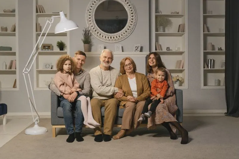 gluckliche-Familie-die-auf-einer-Couch-sitzt-die-ein-Familienportrat-macht