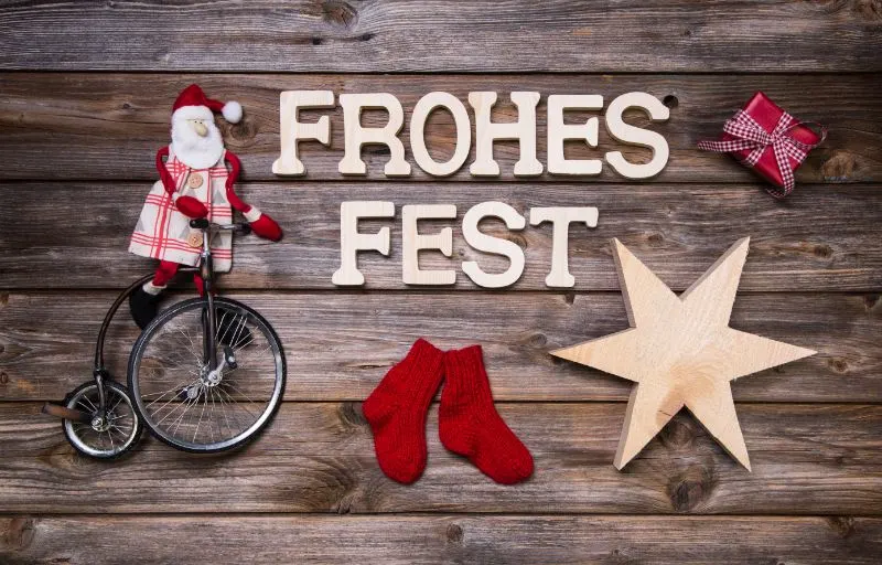 Frohe-Weihnachtskarte-mit-deutschem-Text-auf-holzernem-Hintergrund.