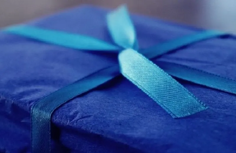 Geschenk-fur-Manner-in-blauem-Geschenkpapier