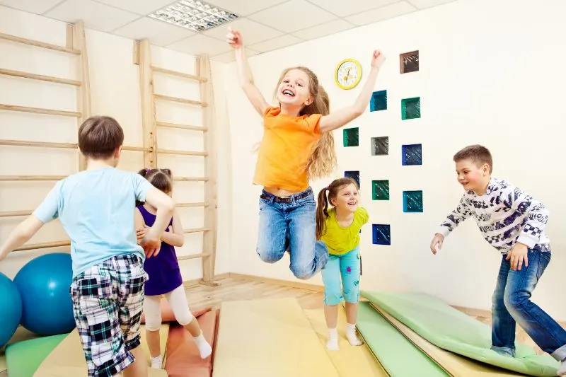 Kinder-geniesen-Sportunterricht-sporthalle-matten