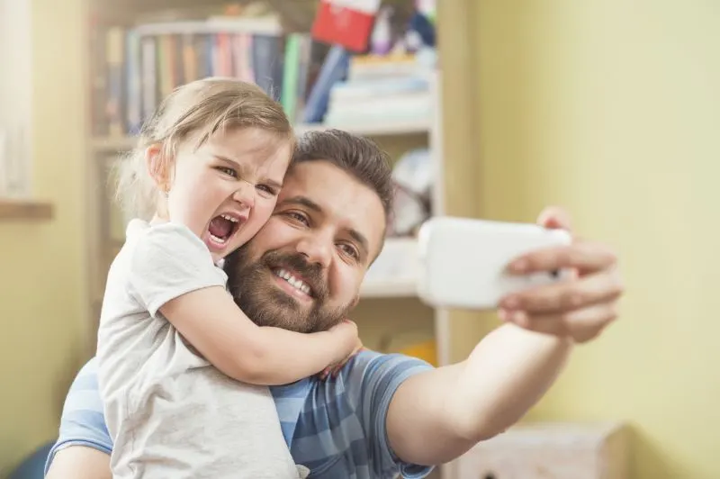 Vater-und-Tochter-machen-Selfie