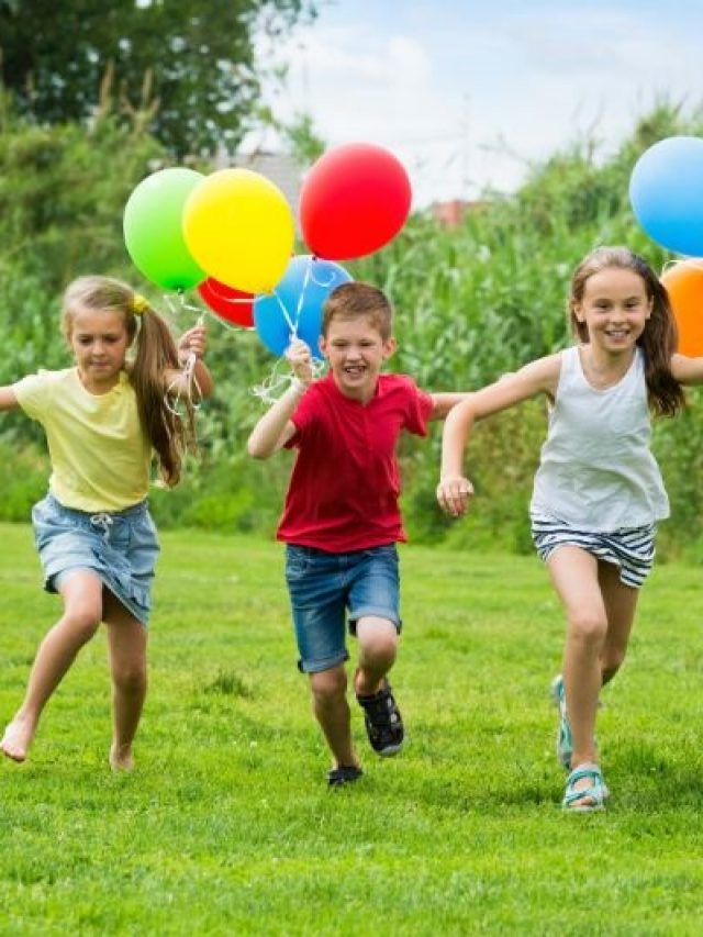 Kinder-laufen-mit-bunten-Luftballons