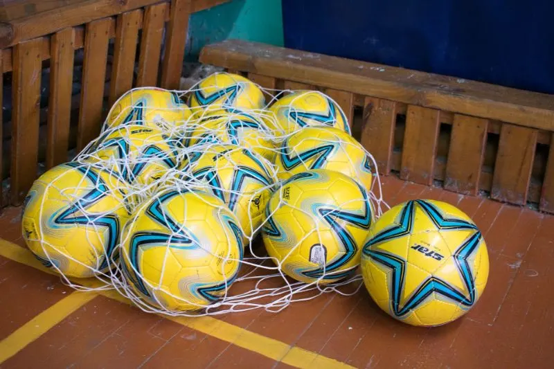 viele-gelbe-Fusballe