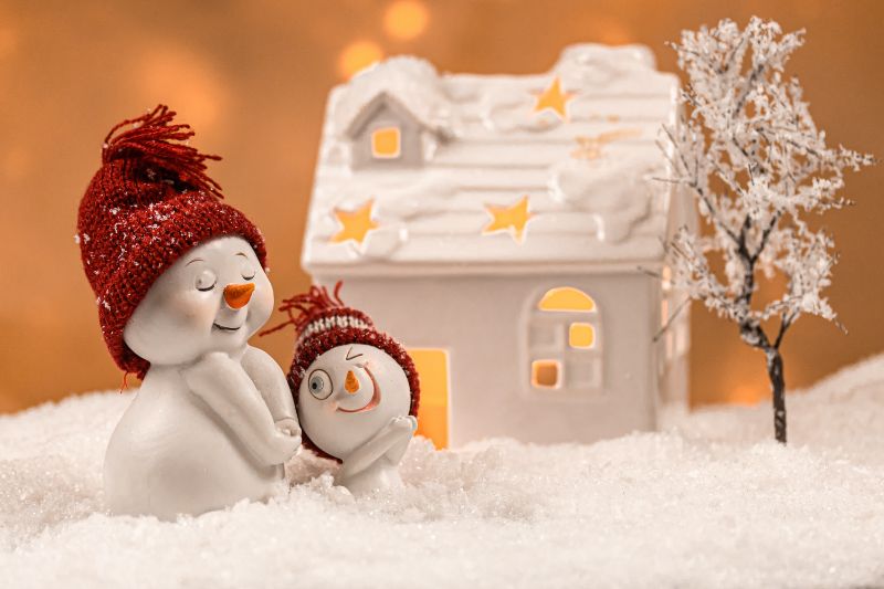 zwei-Schneemannfiguren-vor-dem-Minispielzeughaus