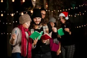 Freunde-Weihnachtslieder-singen
