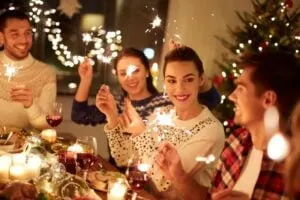 Gluckliche-Freunde-die-zu-Hause-Silvester-feiern