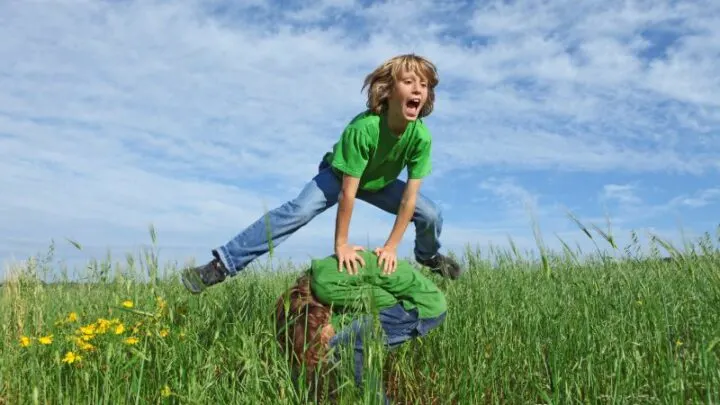 Bockspringen Spiel: Komisch Wirkender Sprung