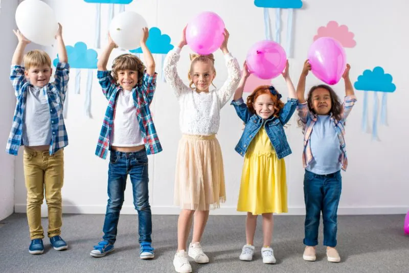 Kinder-mit-Luftballons-im-Kindergarten