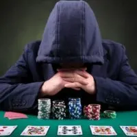 Pokerspieler auf schwarzem Hintergrund
