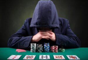 Pokerspieler auf schwarzem Hintergrund