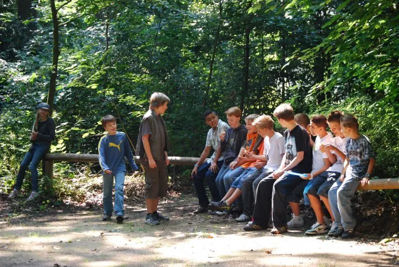 Teenager-in-einer-Gruppe-im-Wald