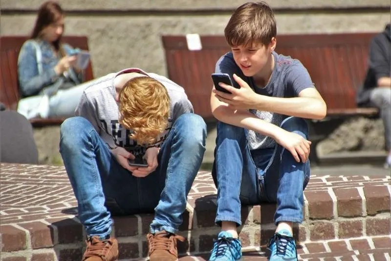 zwei-Teenager-mit-ihren-Handys