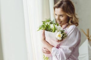 Frauentag, eine schöne Frau, die einen schönen Blumenstrauß hält