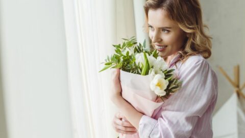 Frauentag, eine schöne Frau, die einen schönen Blumenstrauß hält